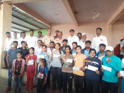 Mini marathon competition at Chapadgaon | चापडगाव येथे मिनी मॅरेथॉन स्पर्धा