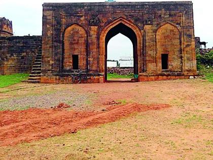 Beauty of the neglected castle | दुर्लक्षित किल्ल्याचे सौंदर्यीकरण