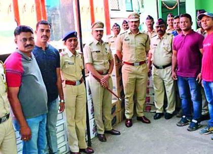 The truck filled with foreign liquor was seized | विदेशी दारू भरलेला ट्रक जप्त