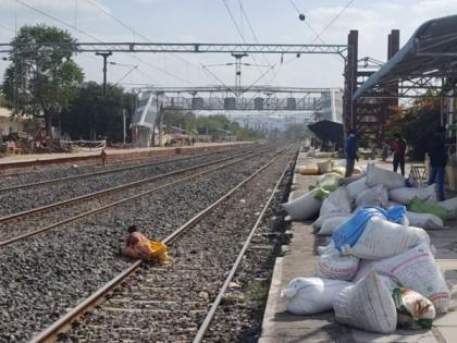 Virur station became a stop for rice smugglers; Selling at extra price in Brahmapuri and Gondia | विरूर स्टेशन बनला तांदूळ तस्करांचा थांबा; ब्रह्मपुरी व गोंदियात जादा भावाने विक्री