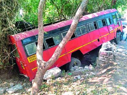 The ST bus has dropped from the hill | एसटी बस पहाडावरून घसरली