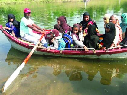 Life-threatening journey by students from Wadegaon | वाडेगाव येथील विद्यार्थ्यांचा डोंग्यातून जीवघेणा प्रवास