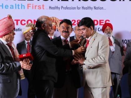 Dr Ravi Wankhedkar of Dhulia accepted the charge as National President of Indian Medical Association | धुळयाचे डॉ़ रवि वानखेडकर यांनी इंडियन मेडिकल असोसिएशनच्या राष्ट्रीय अध्यक्षपदाचा कार्यभार स्विकारला