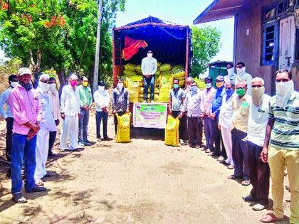 Distribution of fertilizer on the dam to farmers at Devgaon | देवगाव येथे शेतकऱ्यांना बांधावर खतेवाटप