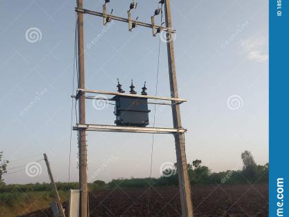 Unique movement of farmers to replace closed transformers | बंद ट्रान्सफॉर्मर बदलण्यासाठी शेतकऱ्यांचे अनोखे आंदोलन