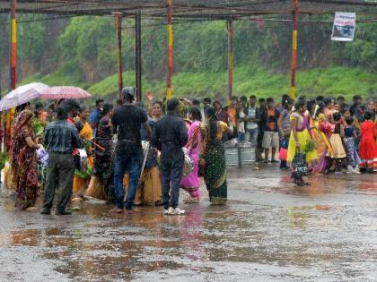 Due to the rainy season, the interference of the scenes in Kolhapur | पावसामुळे कोल्हापूरात देखाव्यांच्या तयारीत व्यत्यय