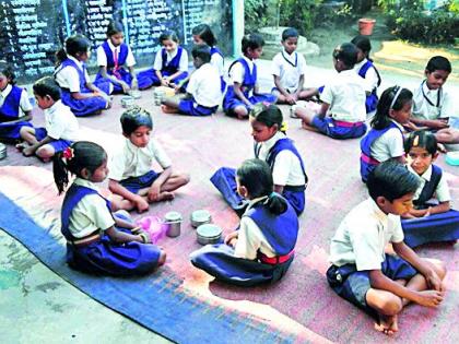 Students' lunch is at home | विद्यार्थ्यांचे दुपारचे भोजन घरच्या डब्यावर