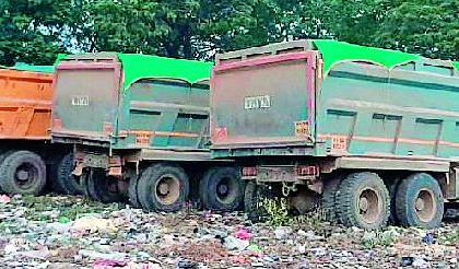 Seven trucks and three Pokland machines seized | सात ट्रक व तीन पोकलँड मशीन जप्त