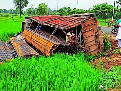 Robbed the truck driver of the cut | कट मारून जाणाऱ्या ट्रकचालकाला लुटले Robbed the truck driver of the cut | कट मारून जाणाऱ्या ट्रकचालकाला लुटले