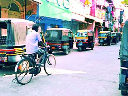 Road to Gorelal Chowk, unannounced parking place | गोरेलाल चौकातील रस्ते झाले अघोषित पार्किंगस्थळ