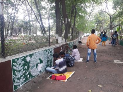 Warli painting by students of 'Kamva and learn' scheme | ‘कमवा व शिका’ योजनेतील विद्यार्थ्यांनी साकारली वारली पेंटिंग