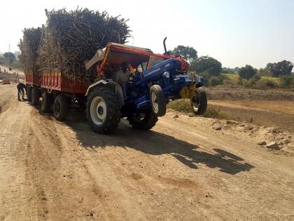 Due to road work, the vehicles started fluttering | रस्त्याच्या कामामुळे वाहने उलटू लागली