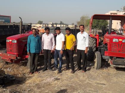 Two tractors seized | दोन ट्रॅक्टर पकडले