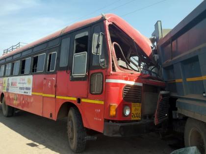 18 passengers injured in truck- bus accident | हायवाची बसला धडक १८ प्रवासी जखमी