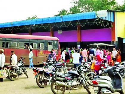 Passengers rush on Bus station khamgaon | दिवाळीत बसस्थानकांत प्रवाशांची गर्दी