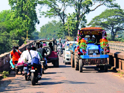 'Crickets' welcome at the entrance; Road connecting to Kolhapur is pathetic | प्रवेशद्वारात ‘ठेचांनी’ स्वागत; कोल्हापूरला जोडणारे रस्ते दयनीय