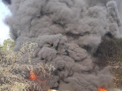 Massive fire at Tire's godown at Lasalgaon | लासलगाव येथे टायरच्या गोडाउनला भीषण आग