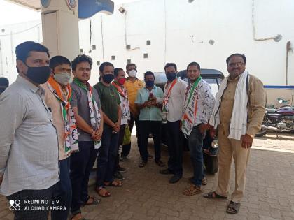 Protest against fuel price hike in Malegaon | मालेगावात इंधन दरवाढीच्या निषेधार्थ आंदोलन