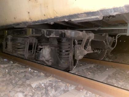 Freight train accident near Nandgaon; Delay of seven passenger trains | नांदगावजवळ मालगाडीला अपघात; सात प्रवासी गाड्यांना विलंब