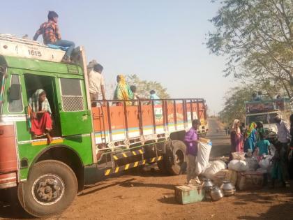 The migrant laborers returned for Holi | होळीसाठी स्थलांतरित मजूर परतले The migrant laborers returned for Holi | होळीसाठी स्थलांतरित मजूर परतले