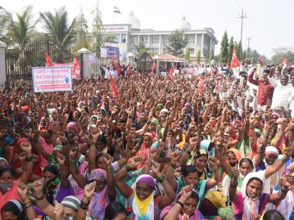 Demonstration of Shelter Construction Workers Union in front of Sangli Collectorate | निवारा बांधकाम कामगार संघटनेचा सांगली जिल्हाधिकारी कार्यालयासमोर निदर्शने