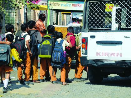 Students of dangerous school travel in Nanded | नांदेडमध्ये विद्यार्थ्यांचा धोकादायक शाळा प्रवास