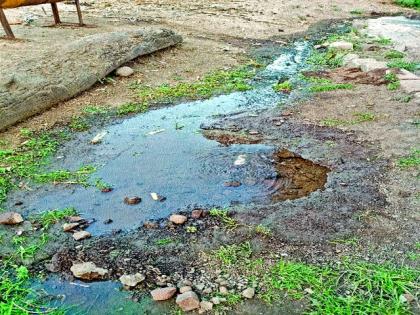 Leakage of waterway at Naigaon | नायगाव येथे जलवाहिनीला गळती