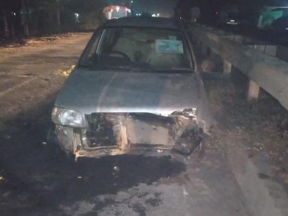 Three injured in car collision in Pimpalgaon | पिंपळगावी कार दुभाजकावर आदळून अपघात, तीन जखमी