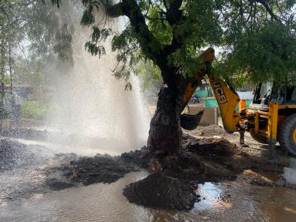 Thousands of liters of water wasted due to bursting of aqueduct | जलवाहिनी फुटल्याने हजारो लिटर पाणी वाया