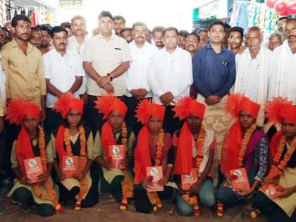 Parbhani: 'those students' have been felicitated | परभणी : ‘त्या’ विद्यार्थिनींचा केला सत्कार