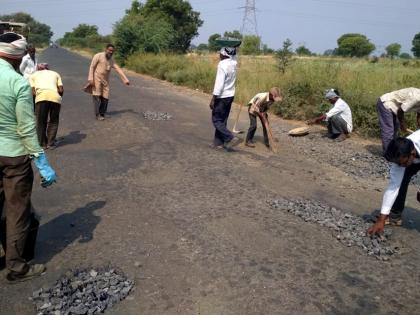 Parbhani: Khadeck Khade on the road due to lack of maintenance | परभणी : देखभाल दुरुस्तीअभावी रस्त्यावर खड्डेच खड्डे