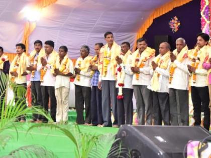   Honor of sanitation workers at Sadguru Smriti Festival at Nahavi | न्हावी येथे सद्गुरू स्मृती महोत्सवात साफसफाई कर्मचाऱ्यांचा सन्मान