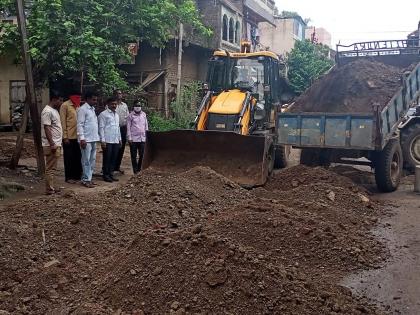 In Bhusawal, NCP city president Dhande changed his position and gave 35 tractors to the pits. | भुसावळात राष्ट्रवादी शहराध्यक्ष धांडे यांनी पदरमोड करून ३५ ट्रॅक्टरद्वारा खड्ड्यांना दिला मुरूमाचा मुलामा