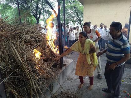 At Bhusawal, the saints gave fire to their brother by three heroes | भुसावळ येथे साश्रू नयनांनी तिघा बहिणींनी दिला भावाला अग्निडाग