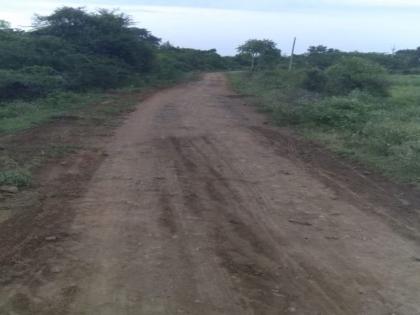 At Malpur in Dhule district, farmers repaired the road from the crowd | धुळे जिल्हयातील मालपूर येथे शेतकऱ्यांनी लोकवर्गणीतून रस्ता दुरूस्त केला