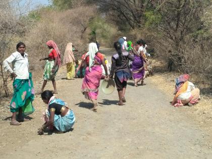 Road repair by women for water tankers | पाण्याच्या टॅँकरसाठी महिलांकडून रस्त्याची दुरूस्ती