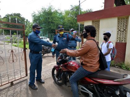 Health security at the entrance of colleges | महाविद्यालयांच्या प्रवेशद्वारावरच आरोग्य सुरक्षा