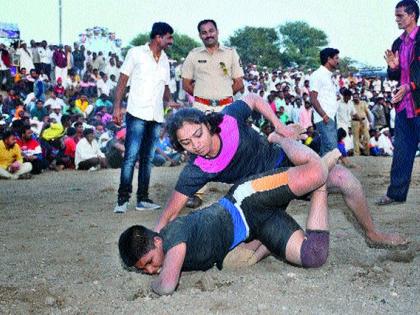 Riot for wrestling | यात्रोत्सवात रंगली कुस्त्यांची दंगल