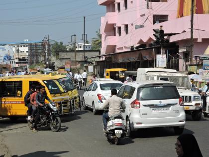 Godavari passes road sometimes, traffic accidents happen due to increased encroachment and vegetable market. | गोडोलीत वाहतुकीसाठी मिळतो रस्ता कधी कधी!, वाढीव अतिक्रमणे आणि भाजी मंडईमुळे रोज होतेय वाहतूक कोंडी