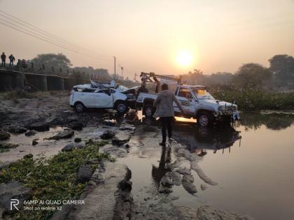 The dogs lost control and the driver lost control, hitting the bridge and crashing into the river | कुत्रे आडवे आल्याने चालकाचे नियंत्रण सुटून कार पुलाला धडकून नदीत कोसळली