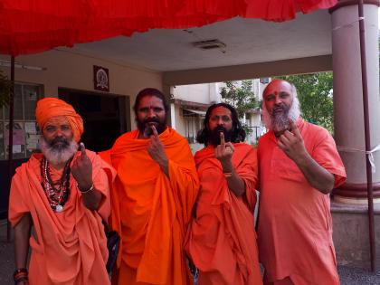 Sadhus-Mahatma issued the right to vote in Trimbakeshwar | त्र्यंबकेश्वरला साधू-महतांनी बजावला मतदानाचा हक्क