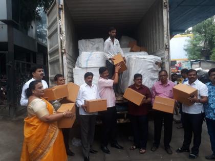 Thane District Central Co-operative Bank's two trucks for flood victims - Educational materials | पूरग्रस्तांसाठी ठाणे जिल्हा मध्यवर्ती सहकारी बँकेचे दोन ट्रक घरोपयोगी- शैक्षणिक साहित्य