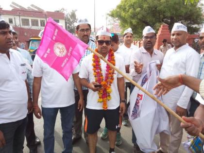 The teachers of Muktainagar got Agra to Delhi | मुक्ताईनगरच्या शिक्षकाची आग्रा ते दिल्ली धाव