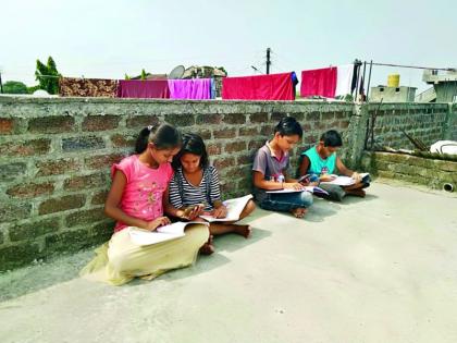 Students struggle to study online due to lack of network | नेटवर्कअभावी ऑनलाईन अभ्यासासाठी विद्यार्थ्यांची धडपड