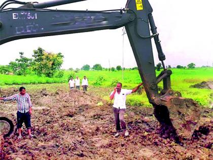 Farmers stopped working on the road | शेतकऱ्यांनी रस्त्याचे काम पाडले बंद