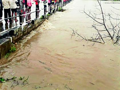 Wardhamai is flowing with a torrential downpour | कोसळधारेने वर्धामाई वाहतेय ओसंडून