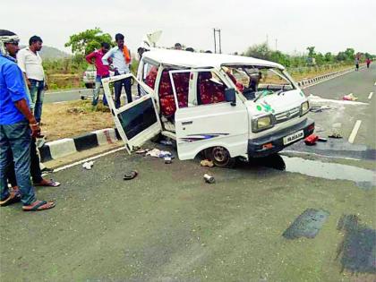 Car collides with truck, eight devotees injured | कारला ट्रकची धडक, आठ भाविक जखमी