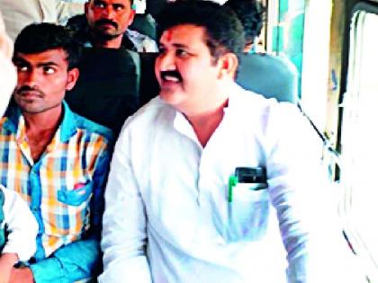 The Janata Darbar in the running 'ST' bus in the state's revenue department | महसूल राज्यमंत्र्यांचा धावत्या ‘एसटी’ बसमध्ये जनता दरबार