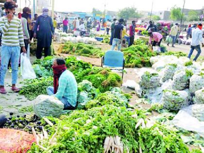 Costly vegetable clay in Yavatmal's mandi | यवतमाळच्या मंडईत लाखमोलाचा भाजीपाला मातीमोल