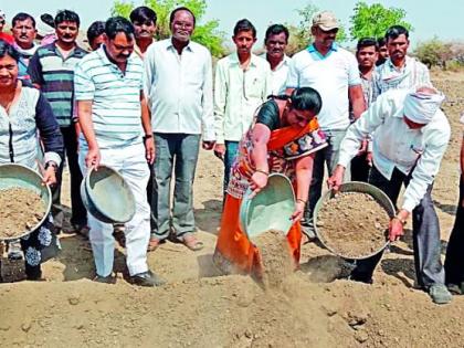 Shramdan of the people's representatives and officials | लोकप्रतिनिधी व अधिकाऱ्यांचे श्रमदान